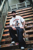 Afbeelding laden in galerij, White GABOS T-shirt on graffiti stairs
